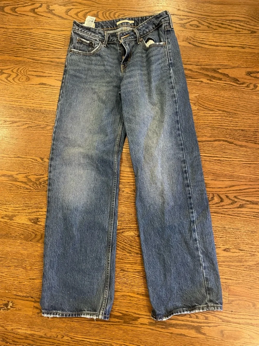 Levi's Women's Low Loose Jeans - Medium wash 25x32 - Picture 9 of 9